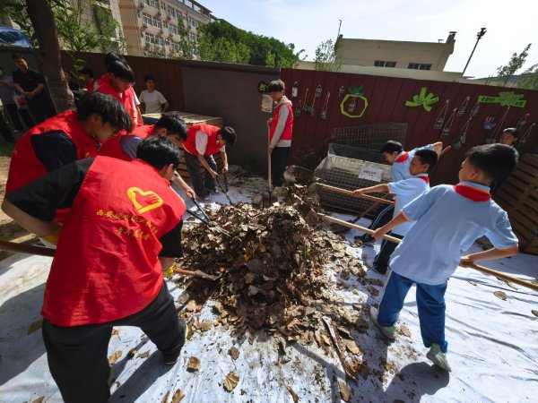 手机百家家乐app下载 六五环境日丨西安大学生牵手小学生共上“环保处事实行课”